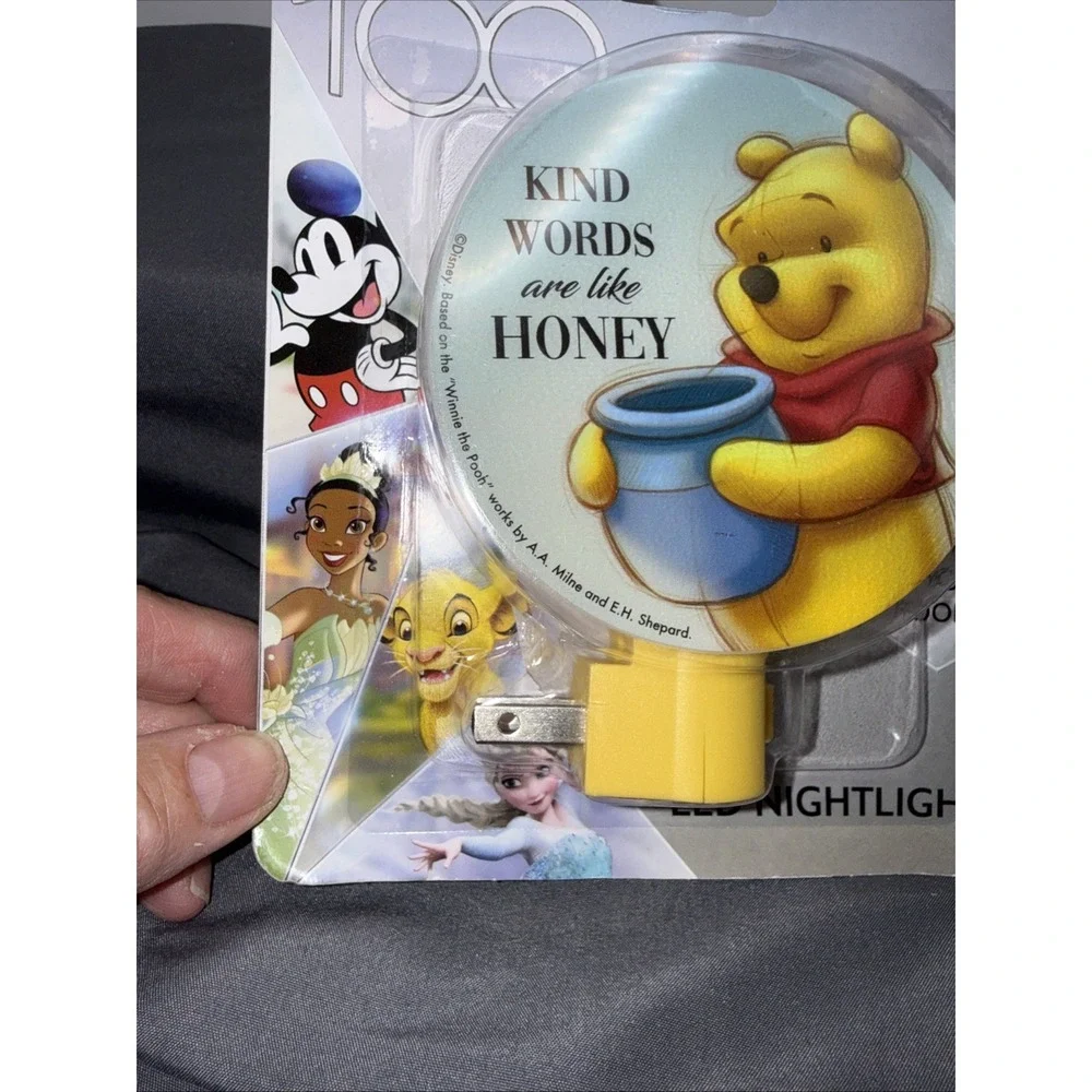 Disney Winnie The Pooh LED Night Light With Yellow Plug In NEW